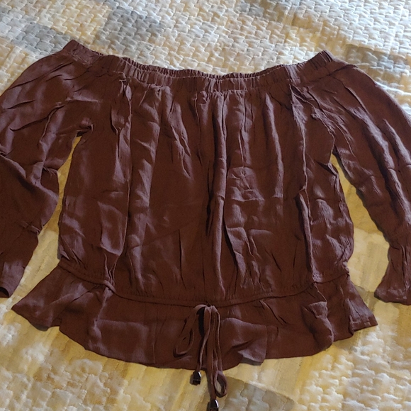 Lovely Rosely Off shoulder top🌟 - Picture 6 of 7